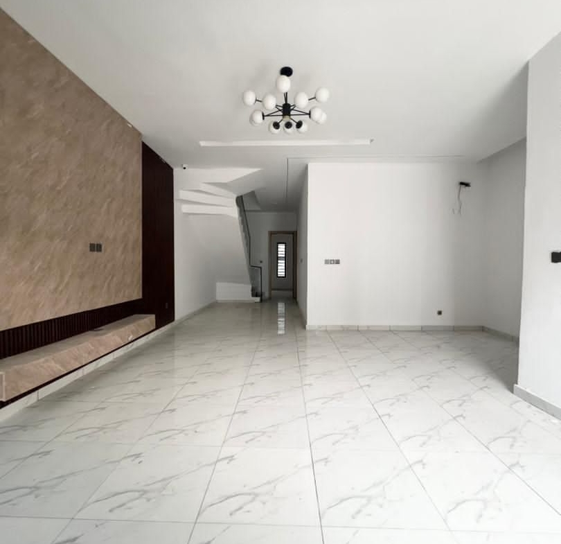 810