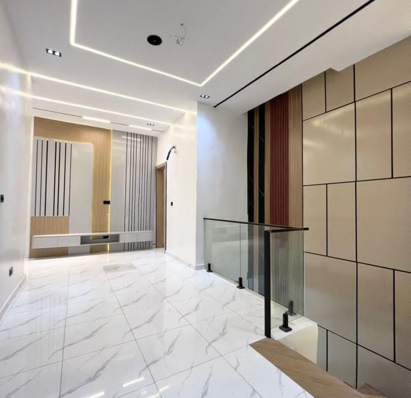 810