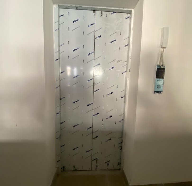 810