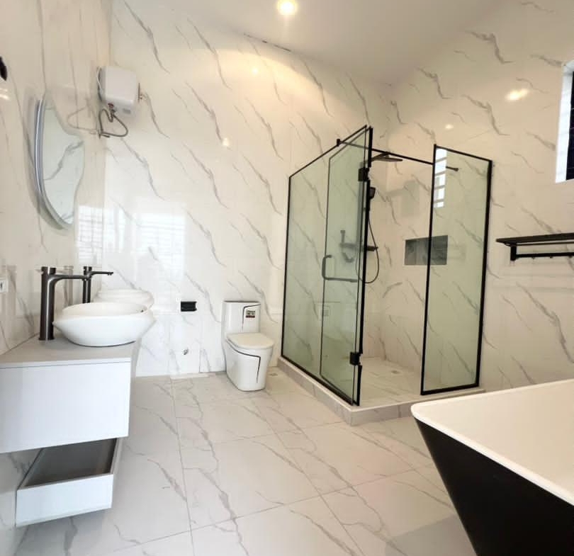 810